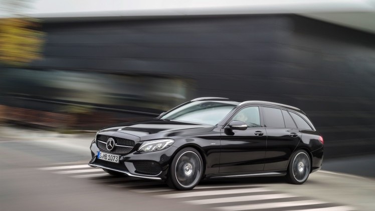 Mercedes C 450 AMG 4Matic is het tweede AMG Sport model in de familie. Prijzen beginnen bij 72.695 voor de 367 pk sterke Limousine.