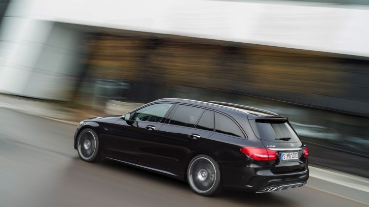Mercedes C 450 AMG 4Matic is het tweede AMG Sport model in de familie. Prijzen beginnen bij 72.695 voor de 367 pk sterke Limousine.