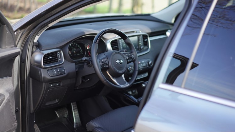 Autotest nieuwe Kia Sorento. De nieuwe Sorento is groter, luxer en fraaier dan ooit. We gingen een week op pad met het topmodel van 65 mille. Is die prijs te verantwoorden? Wij denken van wel.