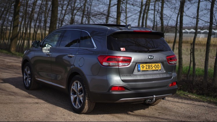 Autotest nieuwe Kia Sorento. De nieuwe Sorento is groter, luxer en fraaier dan ooit. We gingen een week op pad met het topmodel van 65 mille. Is die prijs te verantwoorden? Wij denken van wel.
