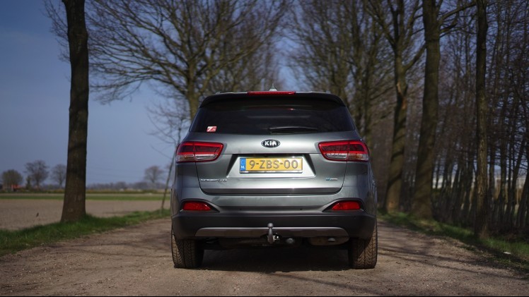 Autotest nieuwe Kia Sorento. De nieuwe Sorento is groter, luxer en fraaier dan ooit. We gingen een week op pad met het topmodel van 65 mille. Is die prijs te verantwoorden? Wij denken van wel.