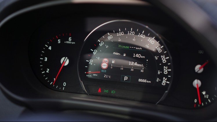 Autotest nieuwe Kia Sorento. De nieuwe Sorento is groter, luxer en fraaier dan ooit. We gingen een week op pad met het topmodel van 65 mille. Is die prijs te verantwoorden? Wij denken van wel.