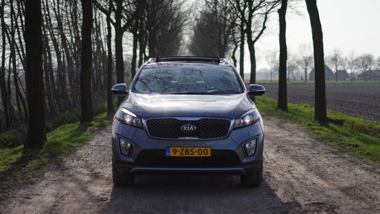 Autotest nieuwe Kia Sorento. De nieuwe Sorento is groter, luxer en fraaier dan ooit. We gingen een week op pad met het topmodel van 65 mille. Is die prijs te verantwoorden? Wij denken van wel.