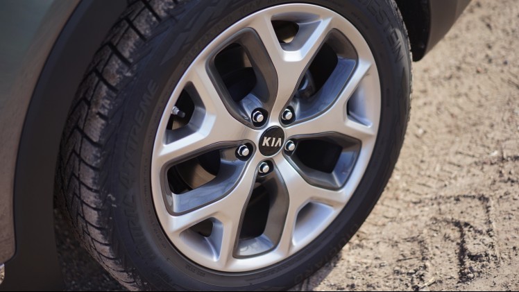 Autotest nieuwe Kia Sorento. De nieuwe Sorento is groter, luxer en fraaier dan ooit. We gingen een week op pad met het topmodel van 65 mille. Is die prijs te verantwoorden? Wij denken van wel.