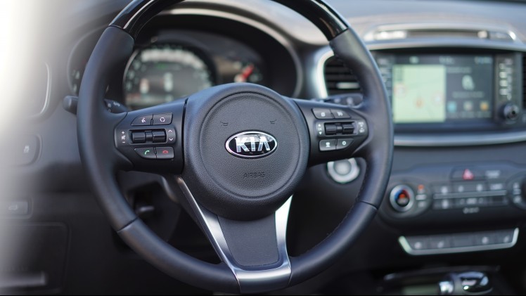 Autotest nieuwe Kia Sorento. De nieuwe Sorento is groter, luxer en fraaier dan ooit. We gingen een week op pad met het topmodel van 65 mille. Is die prijs te verantwoorden? Wij denken van wel.