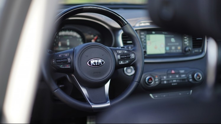 Autotest nieuwe Kia Sorento. De nieuwe Sorento is groter, luxer en fraaier dan ooit. We gingen een week op pad met het topmodel van 65 mille. Is die prijs te verantwoorden? Wij denken van wel.