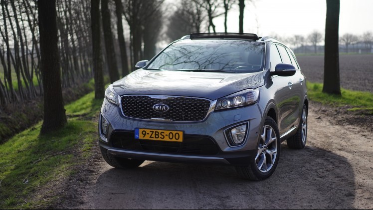 Autotest nieuwe Kia Sorento. De nieuwe Sorento is groter, luxer en fraaier dan ooit. We gingen een week op pad met het topmodel van 65 mille. Is die prijs te verantwoorden? Wij denken van wel.