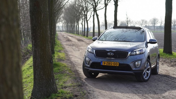 Autotest nieuwe Kia Sorento. De nieuwe Sorento is groter, luxer en fraaier dan ooit. We gingen een week op pad met het topmodel van 65 mille. Is die prijs te verantwoorden? Wij denken van wel.