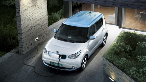 Kia levert de Soul EV met elektrische aandrijving vanaf september bij een geselecteerd aantal dealers in Nederland vanaf 32.995 euro.