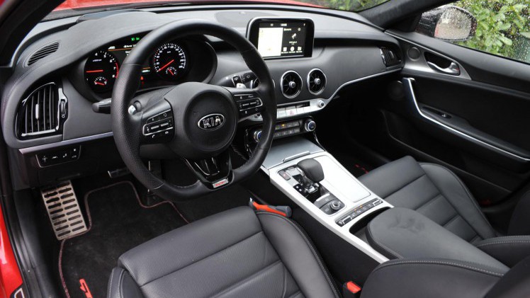 Kia zet met de Stinger een behoorlijk bijzondere auto neer met een brok optimale, traditionele techniek. De BPM maakt serieuze verkoopmogelijkheden van de V6-versie vrijwel onmogelijk.