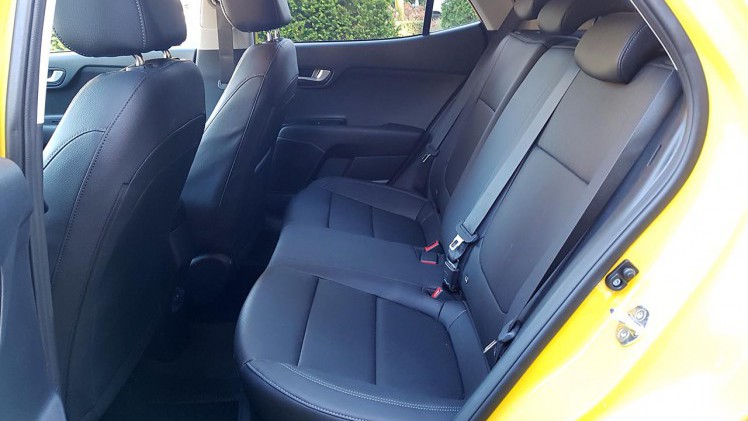 Kia breidt met de nieuwe Stonic het aanbod in het B-segment uit. De auto leunt op onderstel en techniek van de Rio en heeft een SUV-achtige uitstraling.
