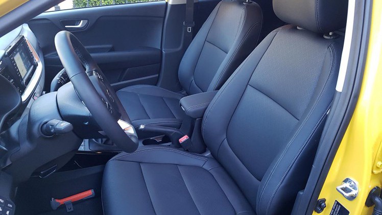 Kia breidt met de nieuwe Stonic het aanbod in het B-segment uit. De auto leunt op onderstel en techniek van de Rio en heeft een SUV-achtige uitstraling.