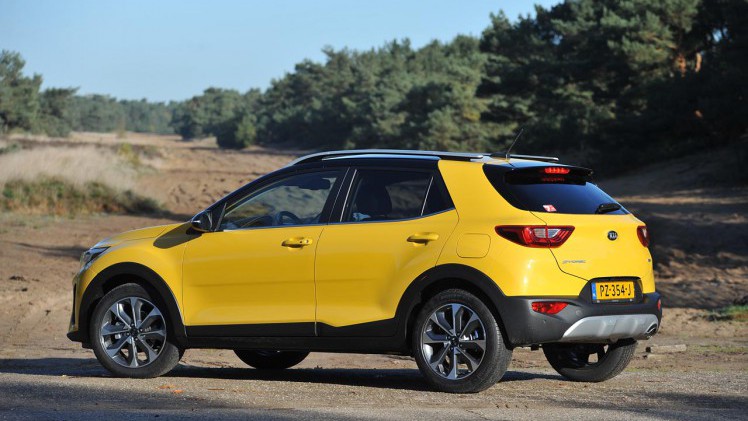 Kia breidt met de nieuwe Stonic het aanbod in het B-segment uit. De auto leunt op onderstel en techniek van de Rio en heeft een SUV-achtige uitstraling.