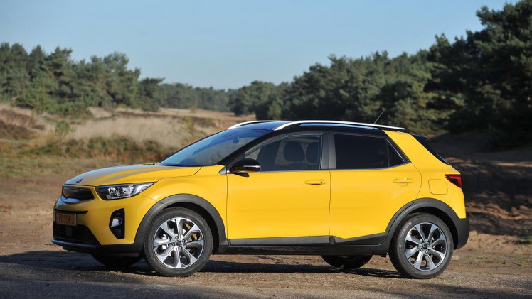 Kia breidt met de nieuwe Stonic het aanbod in het B-segment uit. De auto leunt op onderstel en techniek van de Rio en heeft een SUV-achtige uitstraling.
