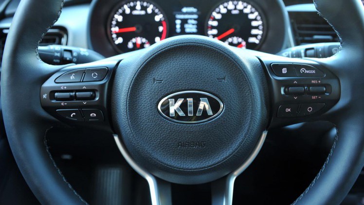 Kia breidt met de nieuwe Stonic het aanbod in het B-segment uit. De auto leunt op onderstel en techniek van de Rio en heeft een SUV-achtige uitstraling.