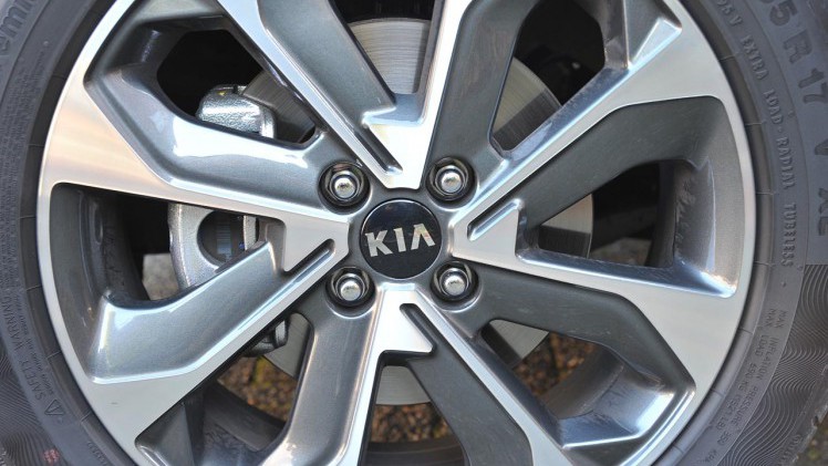 Kia breidt met de nieuwe Stonic het aanbod in het B-segment uit. De auto leunt op onderstel en techniek van de Rio en heeft een SUV-achtige uitstraling.