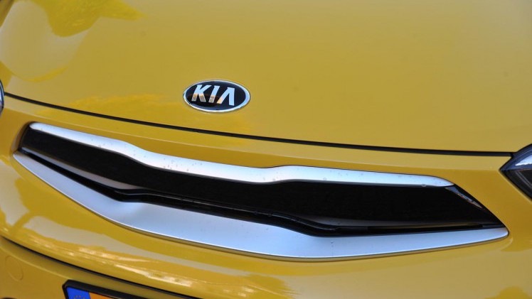 Kia breidt met de nieuwe Stonic het aanbod in het B-segment uit. De auto leunt op onderstel en techniek van de Rio en heeft een SUV-achtige uitstraling.
