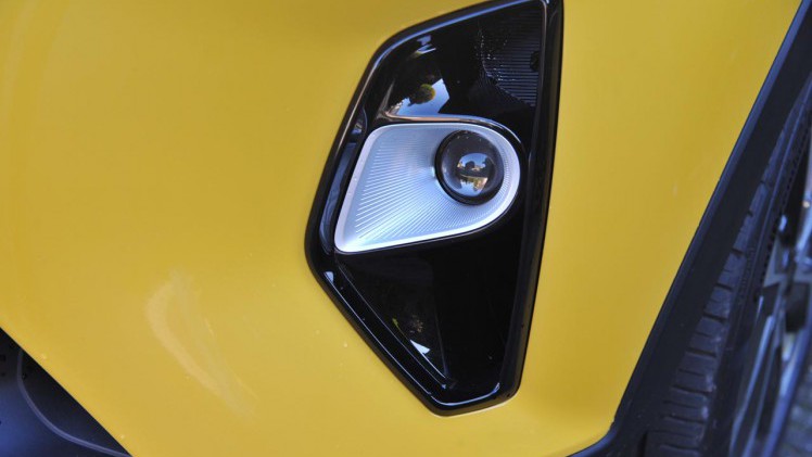 Kia breidt met de nieuwe Stonic het aanbod in het B-segment uit. De auto leunt op onderstel en techniek van de Rio en heeft een SUV-achtige uitstraling.