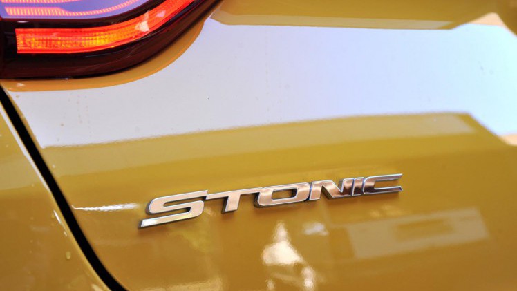 Kia breidt met de nieuwe Stonic het aanbod in het B-segment uit. De auto leunt op onderstel en techniek van de Rio en heeft een SUV-achtige uitstraling.