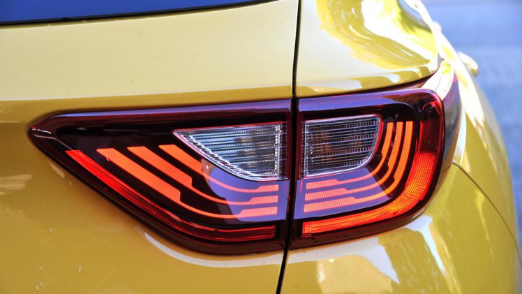 Kia breidt met de nieuwe Stonic het aanbod in het B-segment uit. De auto leunt op onderstel en techniek van de Rio en heeft een SUV-achtige uitstraling.