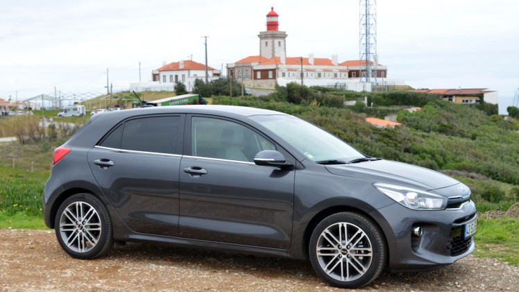 Kia lanceert de vierde generatie van de Rio, een auto uit het B-segment. Hoe weet dit model zich staande te houden tussen de Europese tegenstrevers? AutoVandaag doet een rijtest.