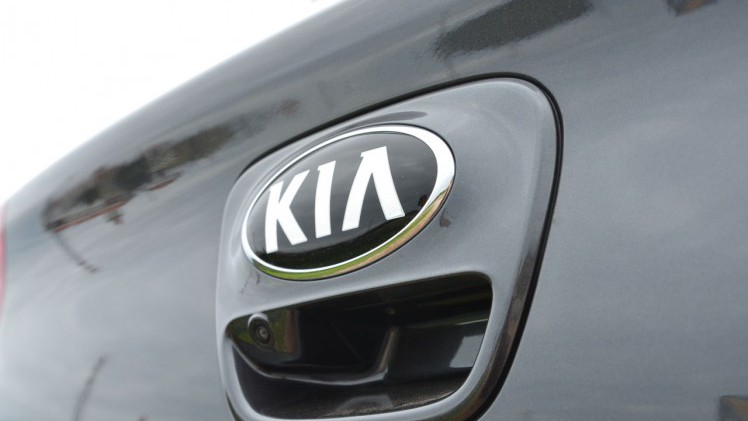 Kia lanceert de vierde generatie van de Rio, een auto uit het B-segment. Hoe weet dit model zich staande te houden tussen de Europese tegenstrevers? AutoVandaag doet een rijtest.