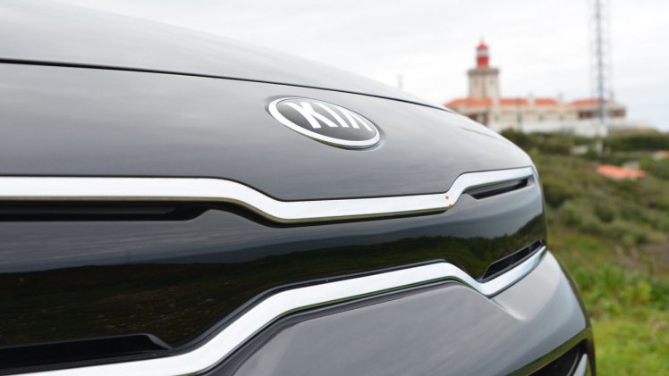 Kia lanceert de vierde generatie van de Rio, een auto uit het B-segment. Hoe weet dit model zich staande te houden tussen de Europese tegenstrevers? AutoVandaag doet een rijtest.