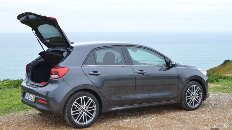 Kia lanceert de vierde generatie van de Rio, een auto uit het B-segment. Hoe weet dit model zich staande te houden tussen de Europese tegenstrevers? AutoVandaag doet een rijtest.
