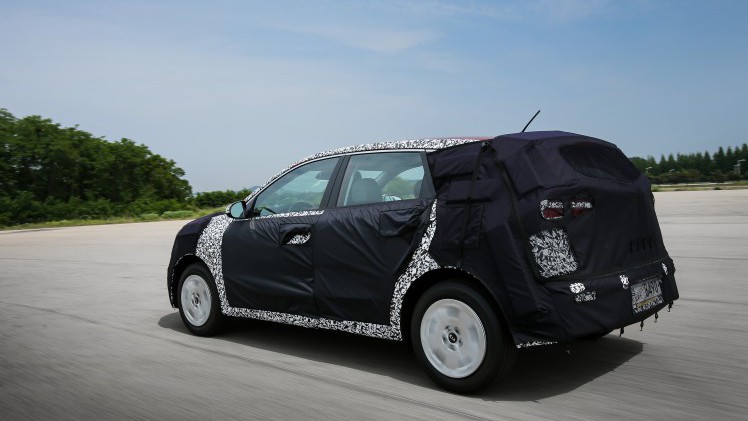 Kia Niro HUV crossover is aangekondigd op schets. Medio 2016 wordt de hybride Kia onthuld en komt hij ook naar Nederland.