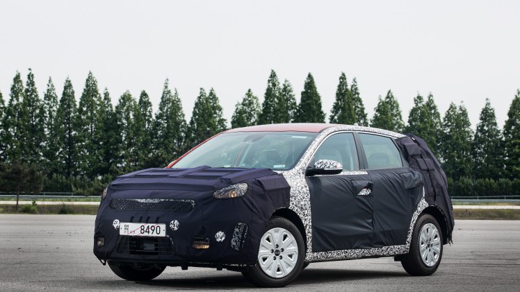 Kia Niro HUV crossover is aangekondigd op schets. Medio 2016 wordt de hybride Kia onthuld en komt hij ook naar Nederland.