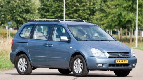 De nieuwe Kia Carnival zou maanden door het verkeer kunnen rijden zonder dat iemand ziet dat hij nieuw is. Deze maxi-MPV moet het dus niet echt van zijn uiterlijk hebben. Des te meer waren we verrast 