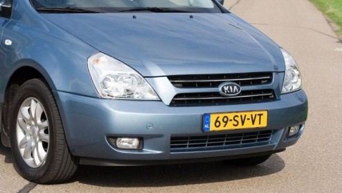 De nieuwe Kia Carnival zou maanden door het verkeer kunnen rijden zonder dat iemand ziet dat hij nieuw is. Deze maxi-MPV moet het dus niet echt van zijn uiterlijk hebben. Des te meer waren we verrast 