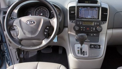 De nieuwe Kia Carnival zou maanden door het verkeer kunnen rijden zonder dat iemand ziet dat hij nieuw is. Deze maxi-MPV moet het dus niet echt van zijn uiterlijk hebben. Des te meer waren we verrast 