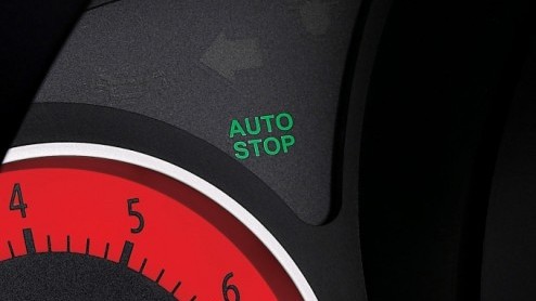 Waarom niet de motor uitschakelen als je toch voor het verkeerslicht stilstaat? Of als je in de file toch steeds staat te wachten? Kia pakt hier haar kans om het brandstofverbruik van haar modellen te