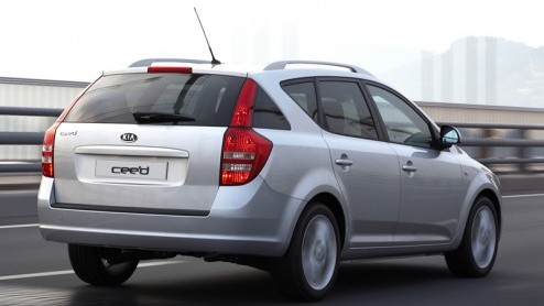 De Kia Cee'd is een mooi gestileerde auto vinden wij. Maar toen we deze fotos zagen van de station variant moesten we toch even twee keer kijken. Is dat een 407 SW dachten wij in eerste instantie. Ni