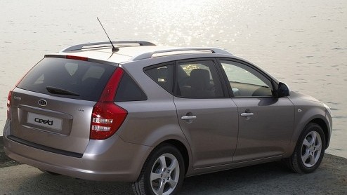 De Kia Cee'd is een mooi gestileerde auto vinden wij. Maar toen we deze fotos zagen van de station variant moesten we toch even twee keer kijken. Is dat een 407 SW dachten wij in eerste instantie. Ni