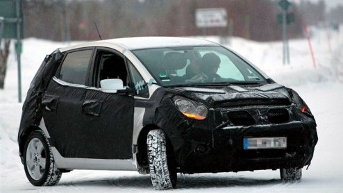 Een aantal maanden geleden zagen we de eerste tekenen van leven van een compacte Kia MPV. Vandaag krijgt deze meer vorm, en werd hij rijdend aangetroffen in de sneeuw.