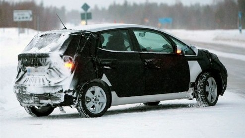 Een aantal maanden geleden zagen we de eerste tekenen van leven van een compacte Kia MPV. Vandaag krijgt deze meer vorm, en werd hij rijdend aangetroffen in de sneeuw.