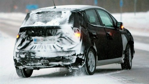 Een aantal maanden geleden zagen we de eerste tekenen van leven van een compacte Kia MPV. Vandaag krijgt deze meer vorm, en werd hij rijdend aangetroffen in de sneeuw.
