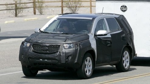 Na een subtiele facelift voor de huidige generatie Kia Sorento is het langzamerhand tijd voor een opvolger. Het drukbevochten midi-SUV segment kent steeds meer concurrenten, reden voor Kia om in het i