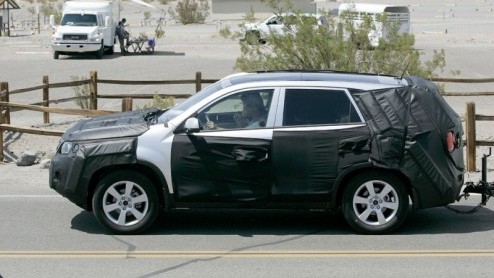 Na een subtiele facelift voor de huidige generatie Kia Sorento is het langzamerhand tijd voor een opvolger. Het drukbevochten midi-SUV segment kent steeds meer concurrenten, reden voor Kia om in het i