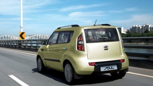 De Kia Soul komt volgend jaar februari naar ons land. Deze urban crossover wordt dan leverbaar met 126 pk, ongeacht de keuze voor een benzine of dieselversie. Naast een handbak wordt ook een automaat 