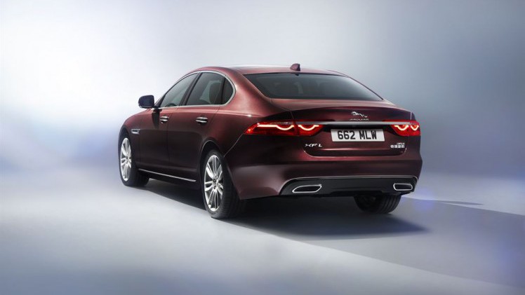 Omdat de klant Koning is, introduceert Jaguar speciaal voor de Chinese markt de XF L met verlengde wielbasis.