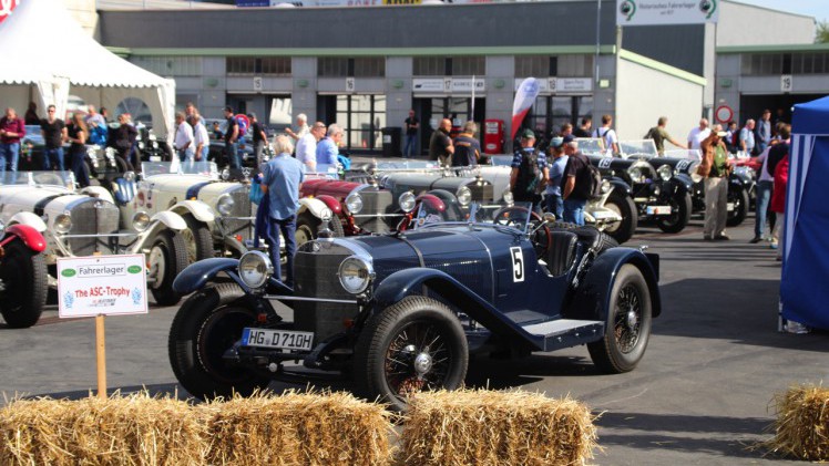 Het is altijd weer een feest voor liefhebbers van klassiekers, de Oldtimer Grand Prix op de Nurburgring. Deze 2016-editie nam Dick Schornagel een bezoekje.