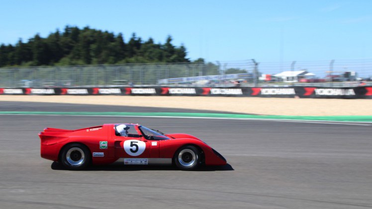 Het is altijd weer een feest voor liefhebbers van klassiekers, de Oldtimer Grand Prix op de Nurburgring. Deze 2016-editie nam Dick Schornagel een bezoekje.