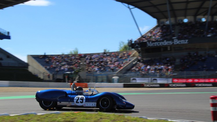 Het is altijd weer een feest voor liefhebbers van klassiekers, de Oldtimer Grand Prix op de Nurburgring. Deze 2016-editie nam Dick Schornagel een bezoekje.