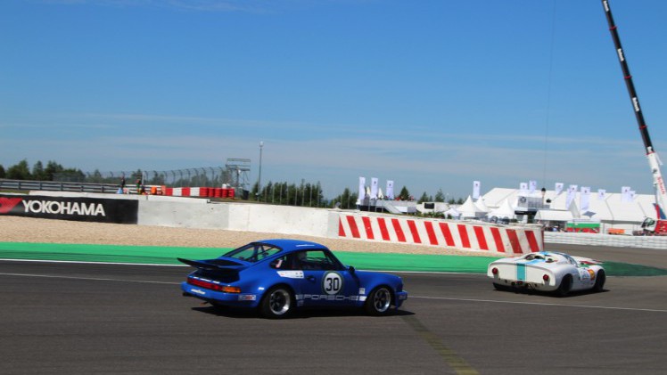 Het is altijd weer een feest voor liefhebbers van klassiekers, de Oldtimer Grand Prix op de Nurburgring. Deze 2016-editie nam Dick Schornagel een bezoekje.