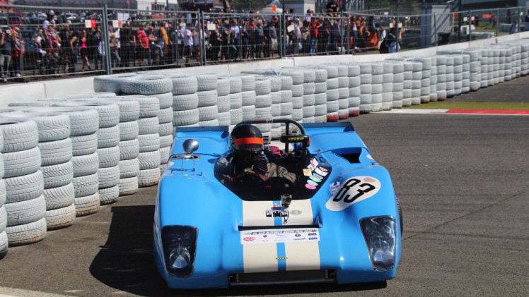 Het is altijd weer een feest voor liefhebbers van klassiekers, de Oldtimer Grand Prix op de Nurburgring. Deze 2016-editie nam Dick Schornagel een bezoekje.