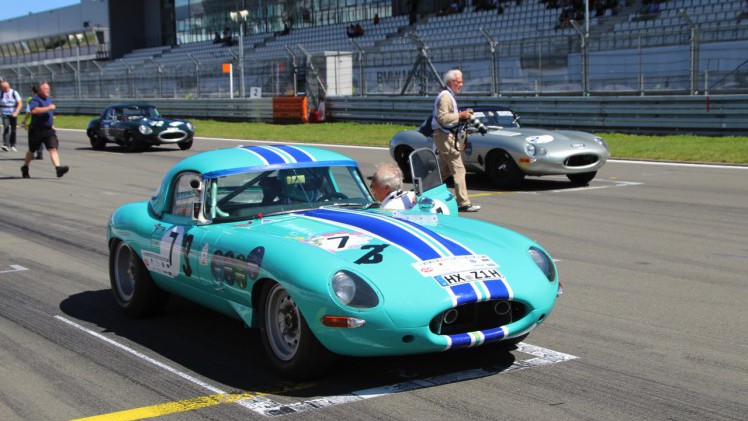 Het is altijd weer een feest voor liefhebbers van klassiekers, de Oldtimer Grand Prix op de Nurburgring. Deze 2016-editie nam Dick Schornagel een bezoekje.