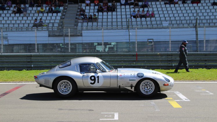 Het is altijd weer een feest voor liefhebbers van klassiekers, de Oldtimer Grand Prix op de Nurburgring. Deze 2016-editie nam Dick Schornagel een bezoekje.